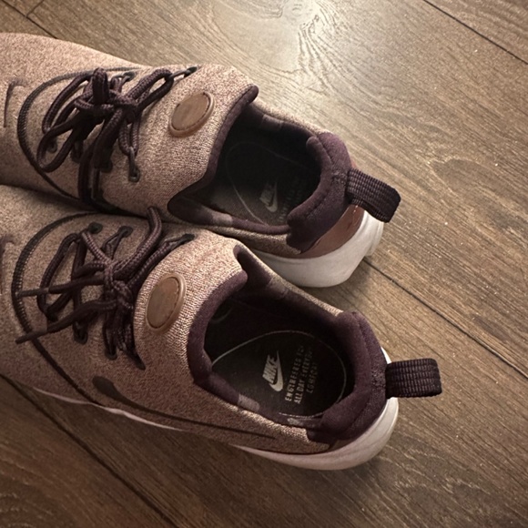 Nike pink fabric running shoe - Picture 3 of 4